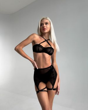 Модель у чорній мереживній білизні з підв'язками